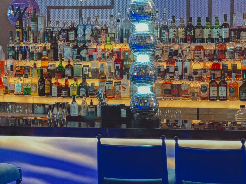 W蘇州Woo Barのボトル棚