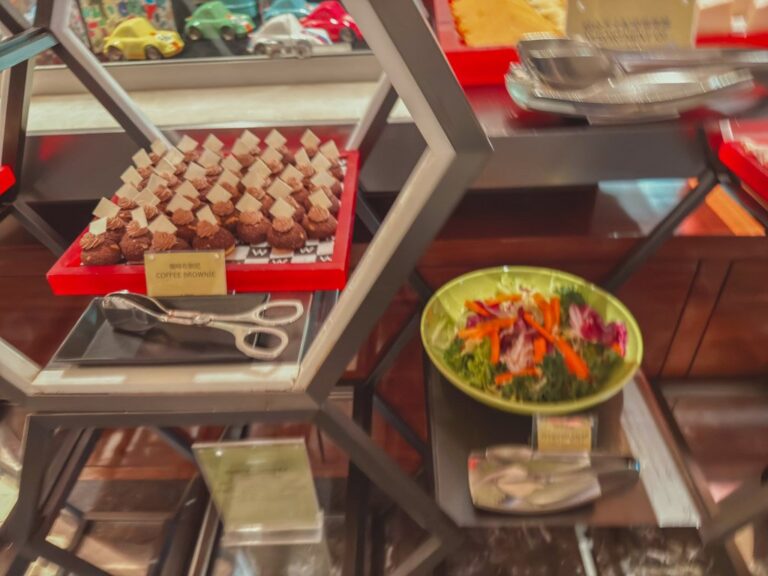 W蘇州ハッピーアワーのサラダと軽食