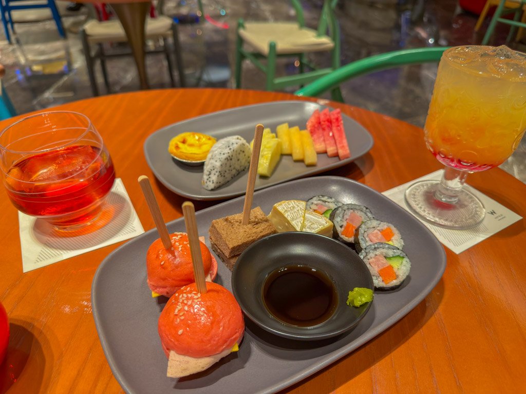 W蘇州ハッピーアワーのエッグタルトとドリンク