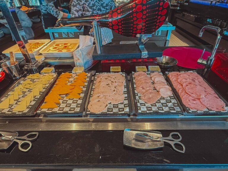 W蘇州朝食ビュッフェのハムとコールドカット