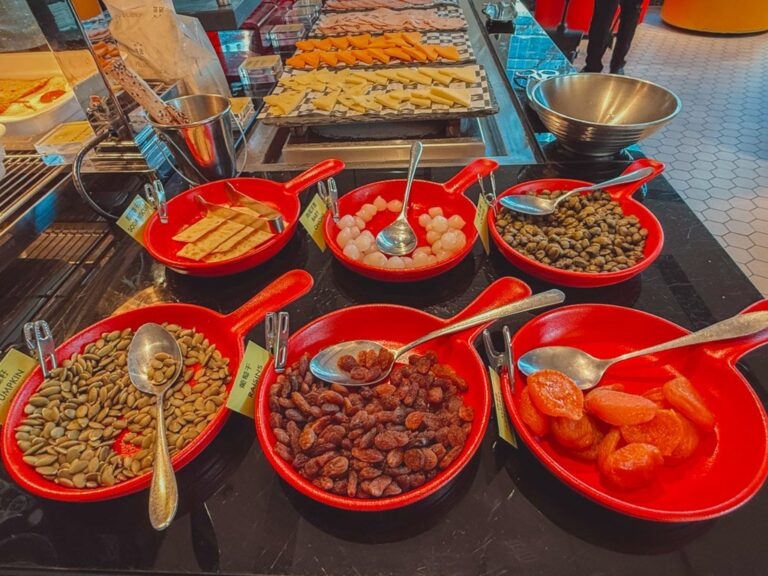 W蘇州朝食ビュッフェのナッツとフルーツ