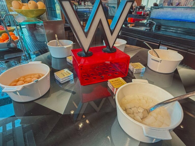 W蘇州朝食ビュッフェのミルクとシリアル