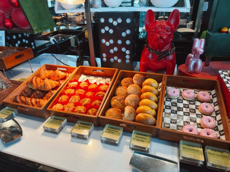 W蘇州朝食ビュッフェのパンとドーナツ