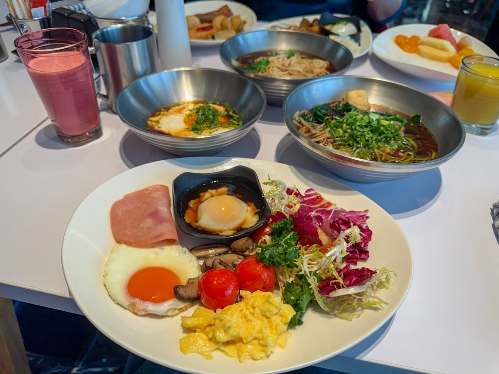 W蘇州朝食のプレートと麺料理