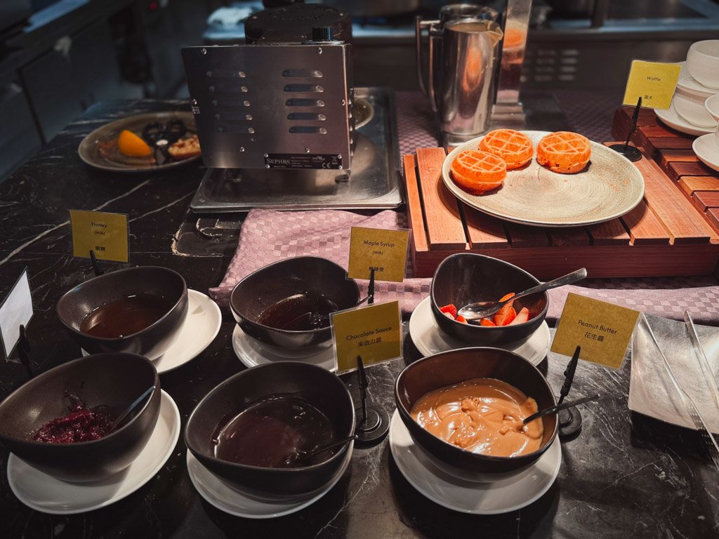 W香港KITCHEN朝食ビュッフェのヨーグルトとソース
