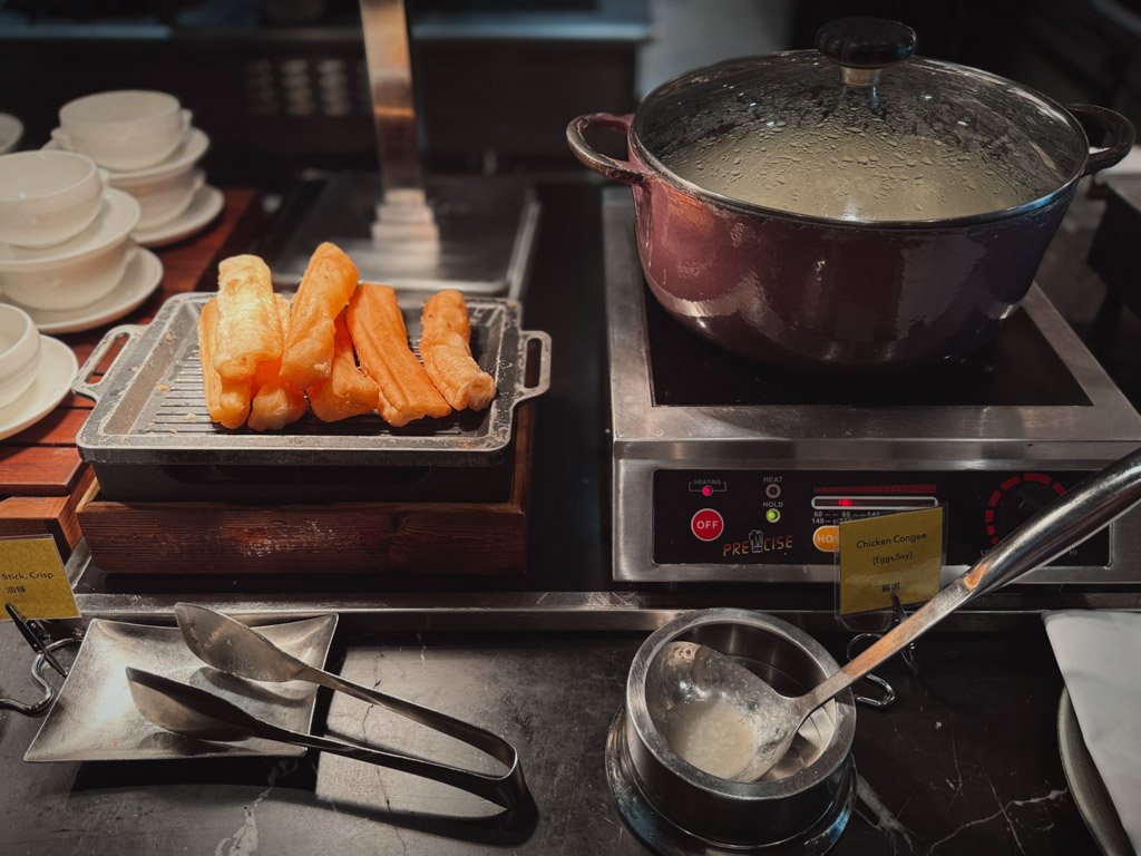 W香港KITCHEN朝食ビュッフェの揚げパンと温菜