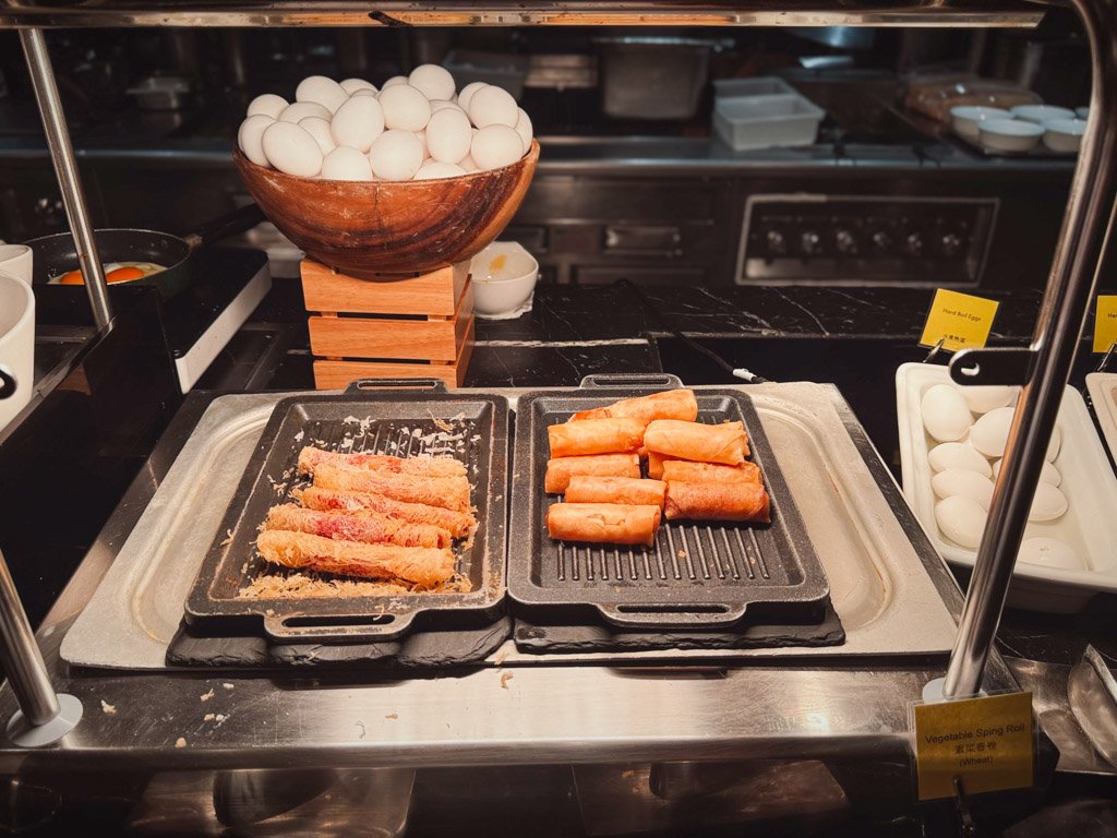 W香港KITCHEN朝食ビュッフェのソーセージとゆで卵
