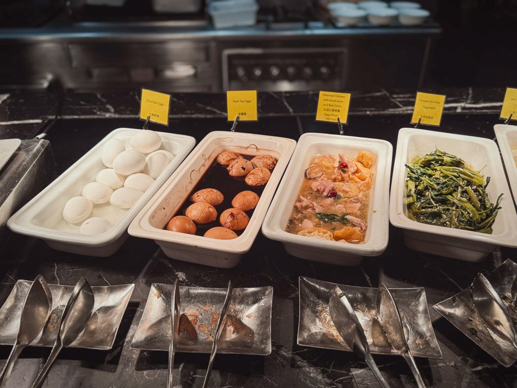 W香港KITCHEN朝食ビュッフェの卵と温菜
