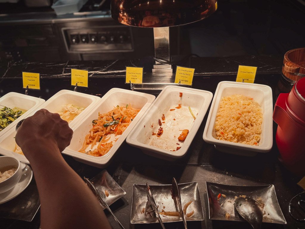W香港KITCHEN朝食ビュッフェの炒飯と惣菜
