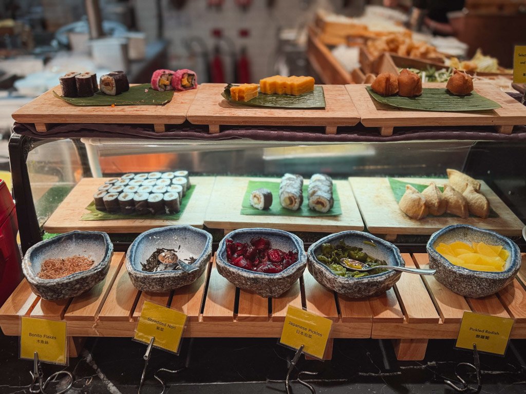 W香港KITCHEN朝食ビュッフェの寿司と薬味