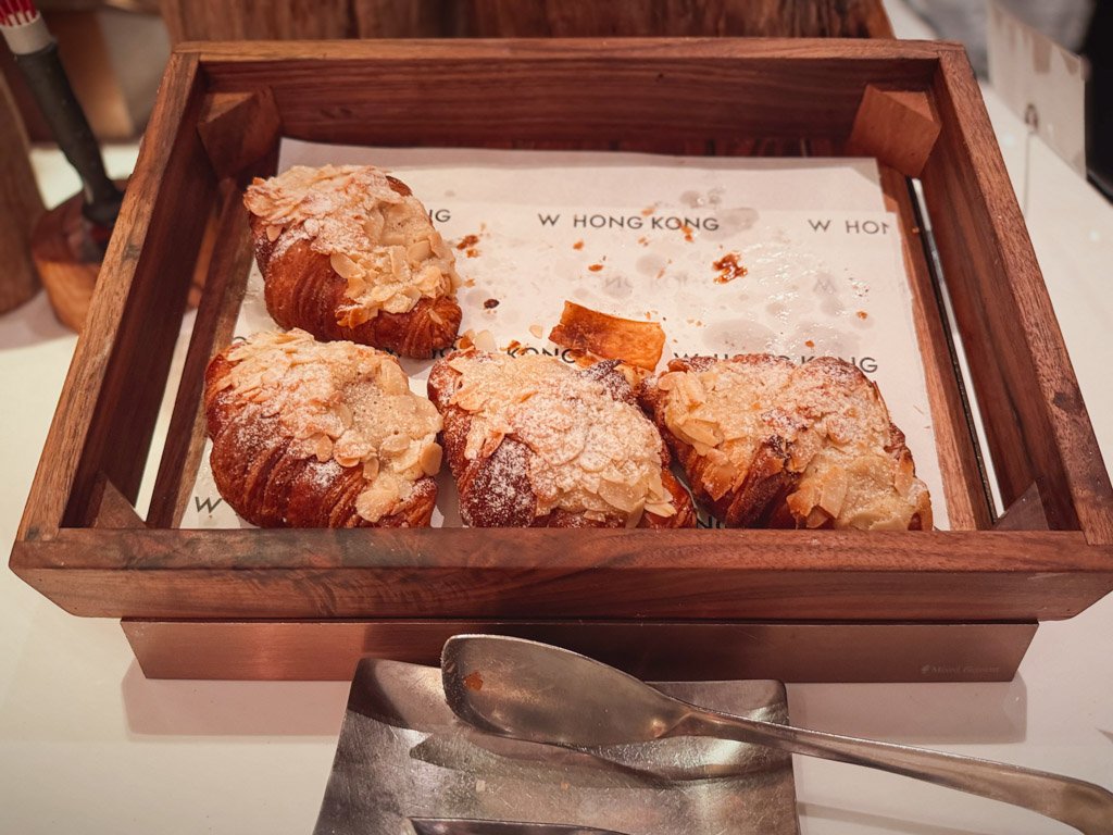 W香港KITCHEN朝食ビュッフェのアーモンドクロワッサン