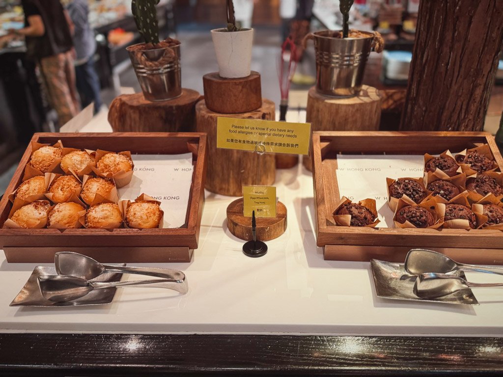 W香港KITCHEN朝食ビュッフェのマフィンとブラウニー
