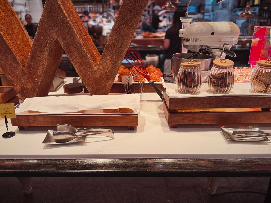 W香港KITCHEN朝食ビュッフェのペストリー盛り合わせ
