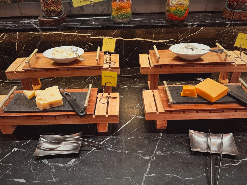 W香港KITCHEN朝食ビュッフェのチーズとコールドカット