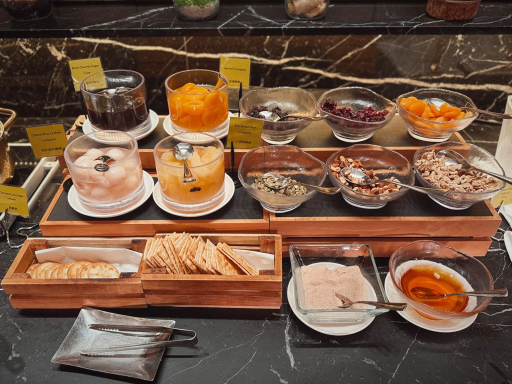 W香港KITCHEN朝食ビュッフェのヨーグルトとトッピング