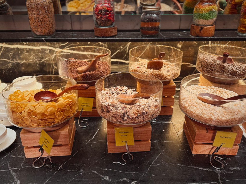 W香港KITCHEN朝食ビュッフェのシリアルとグラノーラ