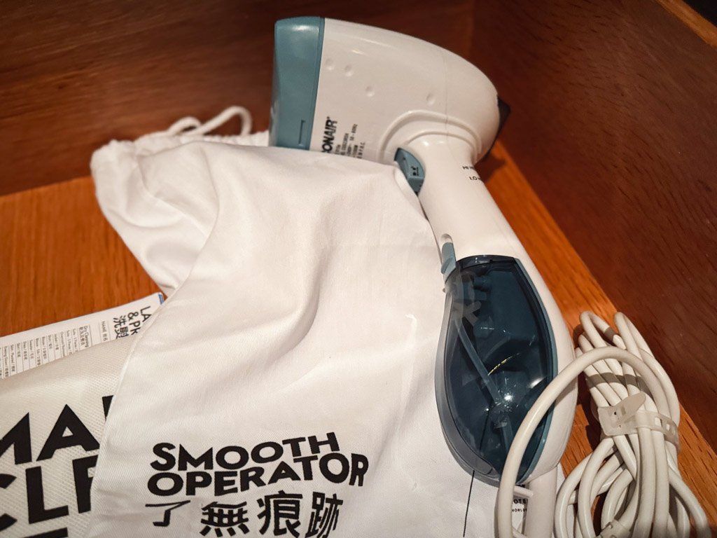  W香港の客室内に用意されたスチームアイロンと収納袋。「SMOOTH OPERATOR」というブランド名と中国語がプリントされた袋に入っており、使いやすいデザインのアイロンがセットされている。 