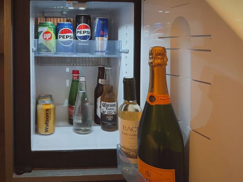  W香港の客室にあるミニバーの冷蔵庫。中にはペプシや7UP、レッドブルなどのソフトドリンク、ビール、シャンパン、ミネラルウォーターが整然と並べられている。 