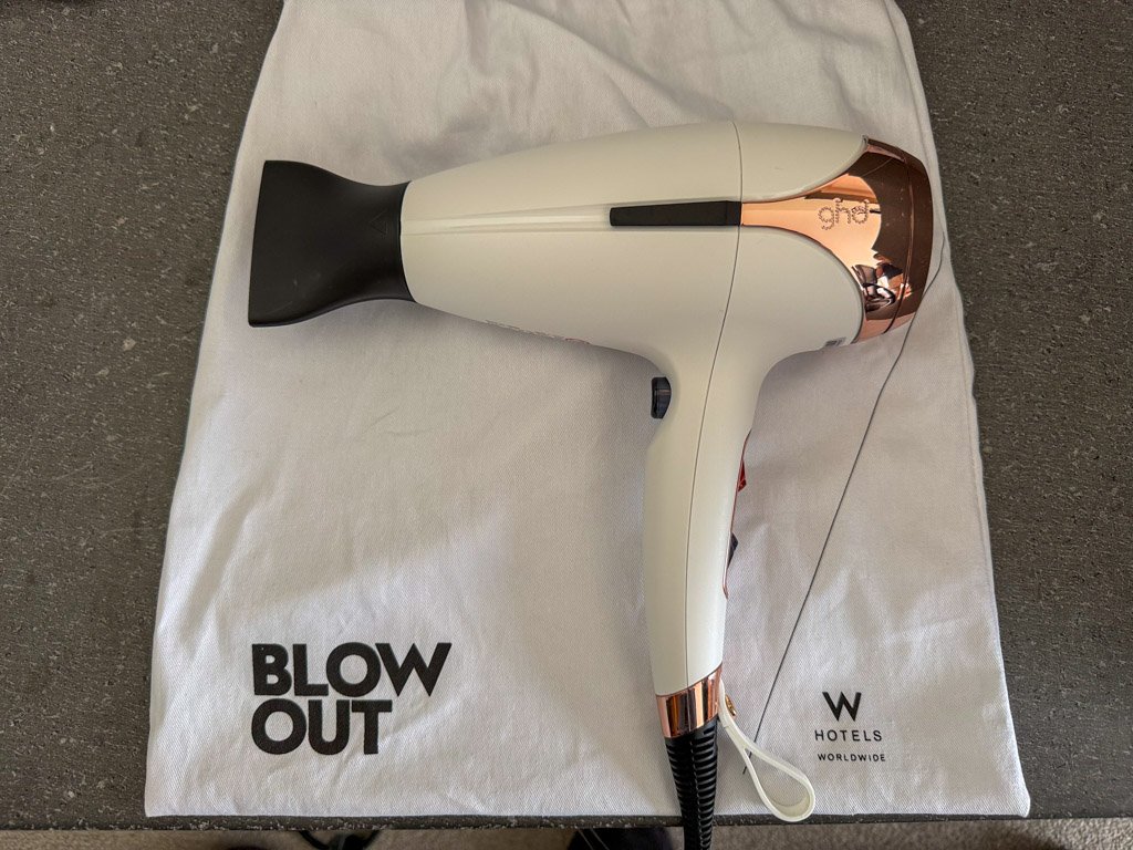  W香港の客室に備え付けられている「ghd」の高級ヘアドライヤーが置かれています。 