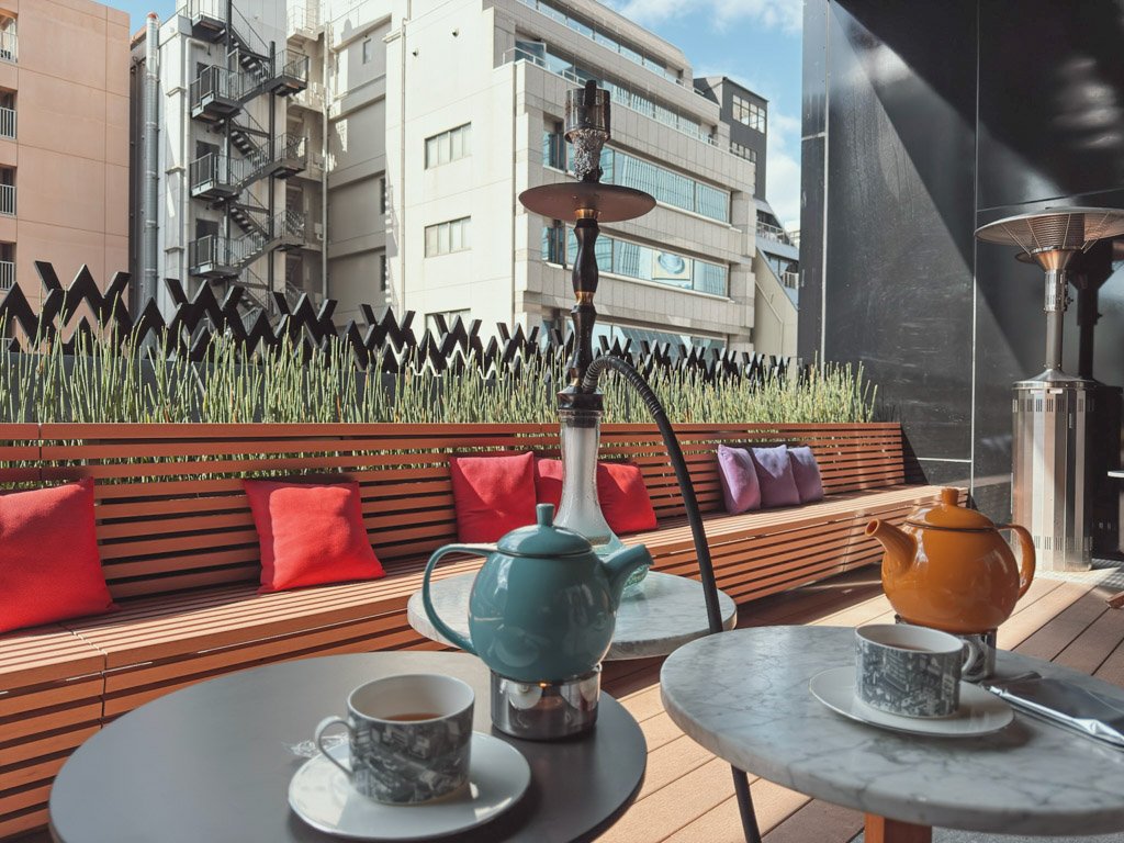 W大阪LIVING ROOMのカラフルなラウンジ席