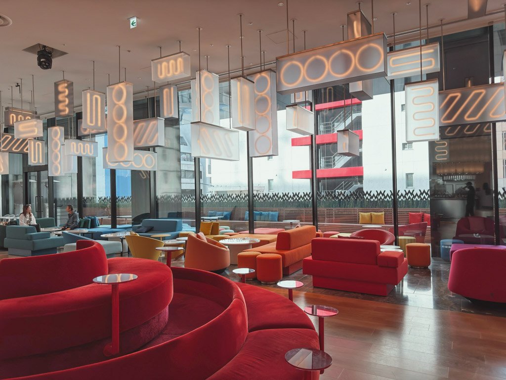 W大阪LIVING ROOMのバーエリア