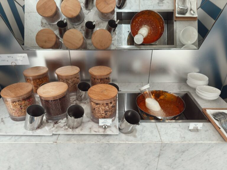 W大阪朝食ビュッフェのシリアルとトッピング