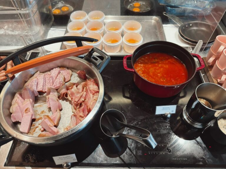 W大阪朝食ビュッフェのハムとトマトソース