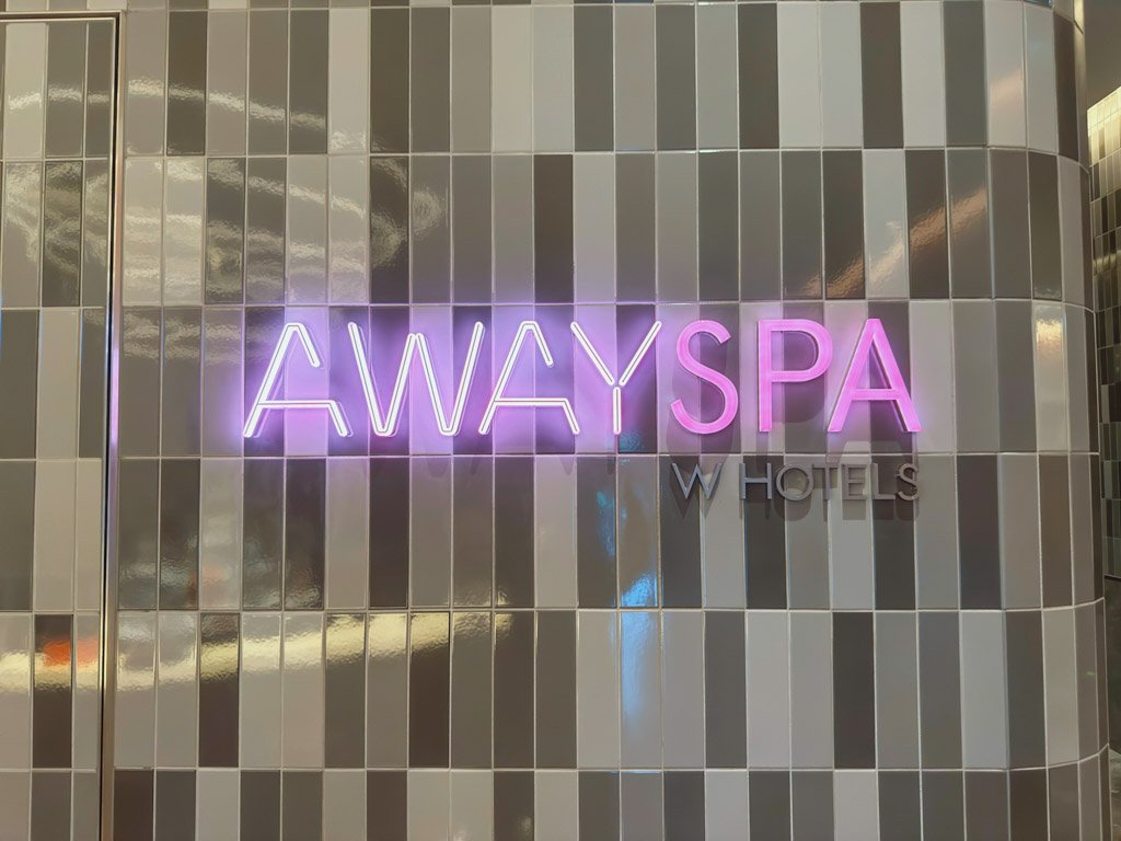 W大阪AWAY SPAのネオンサイン