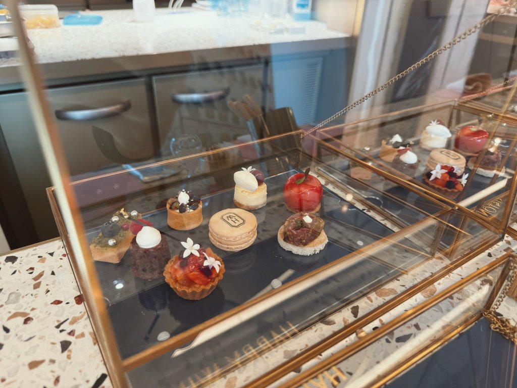 W大阪MIXupのショーケースに並ぶケーキ