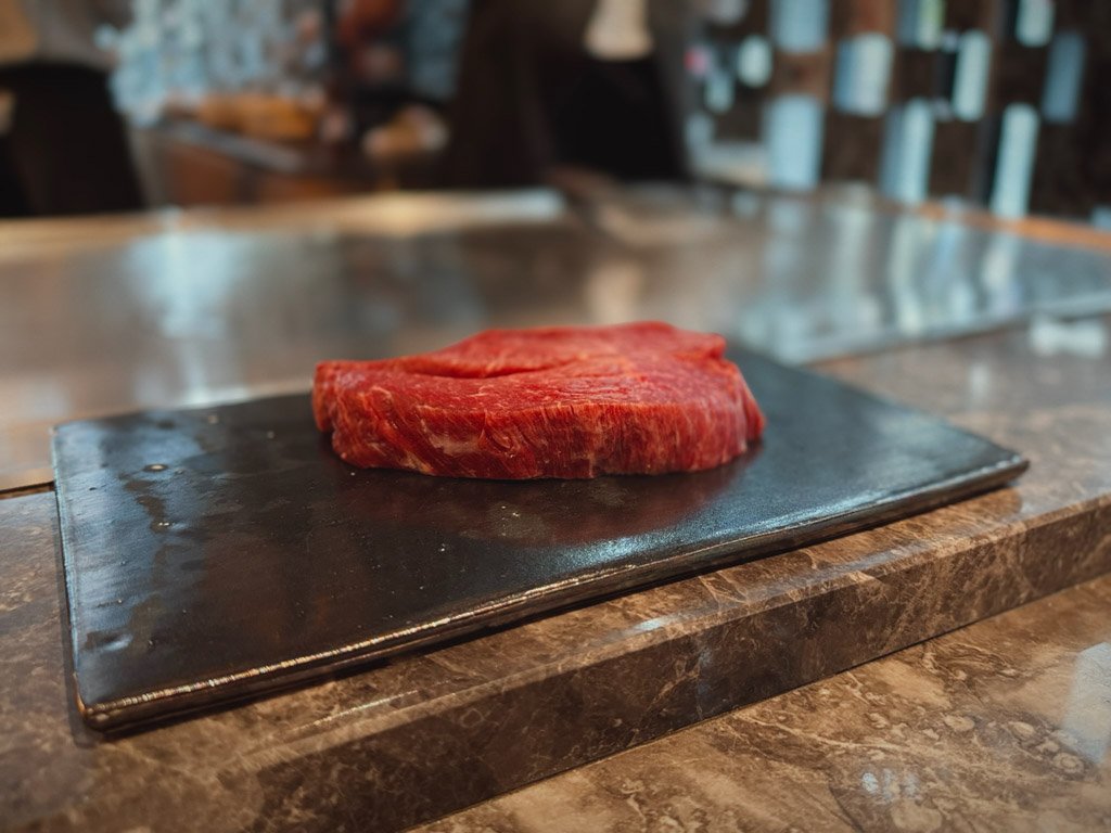 W大阪TEPPANYAKI MYDOの鉄板上の牛肉