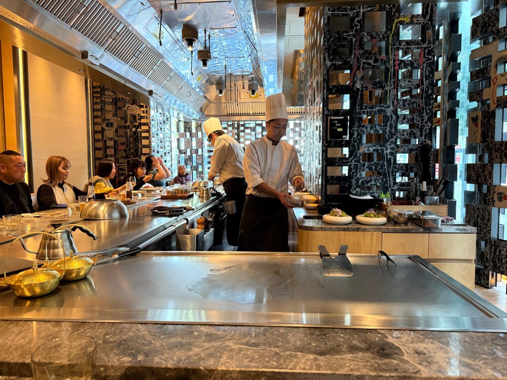 W大阪TEPPANYAKI MYDOでシェフが調理する様子