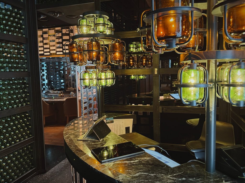 W大阪TEPPANYAKI MYDOの店内カウンター