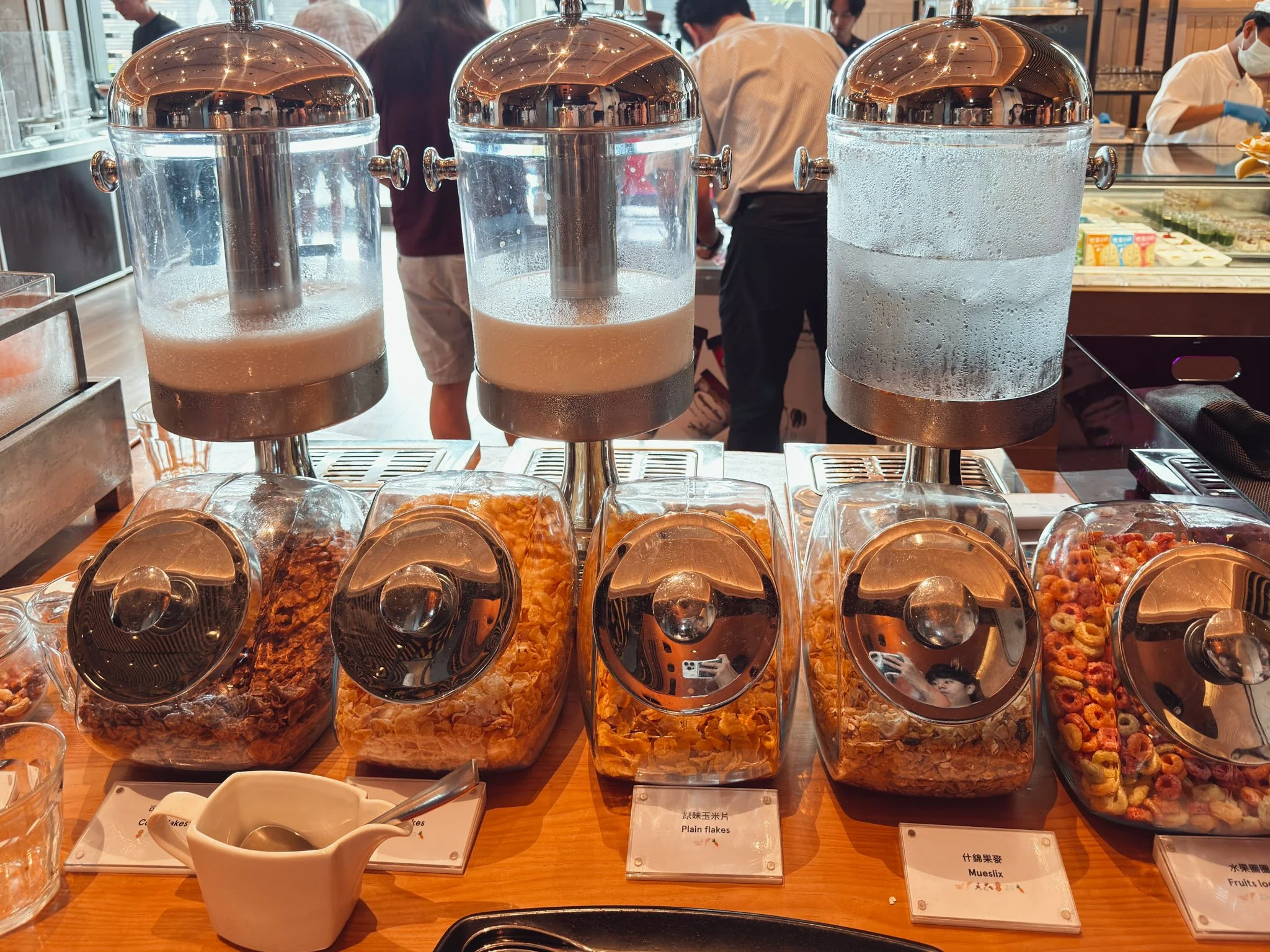 W台北朝食ビュッフェのドリンクディスペンサー