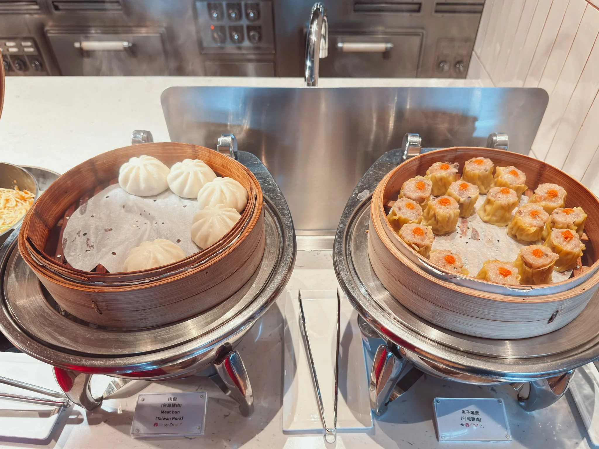 W台北朝食ビュッフェのドリンクと料理