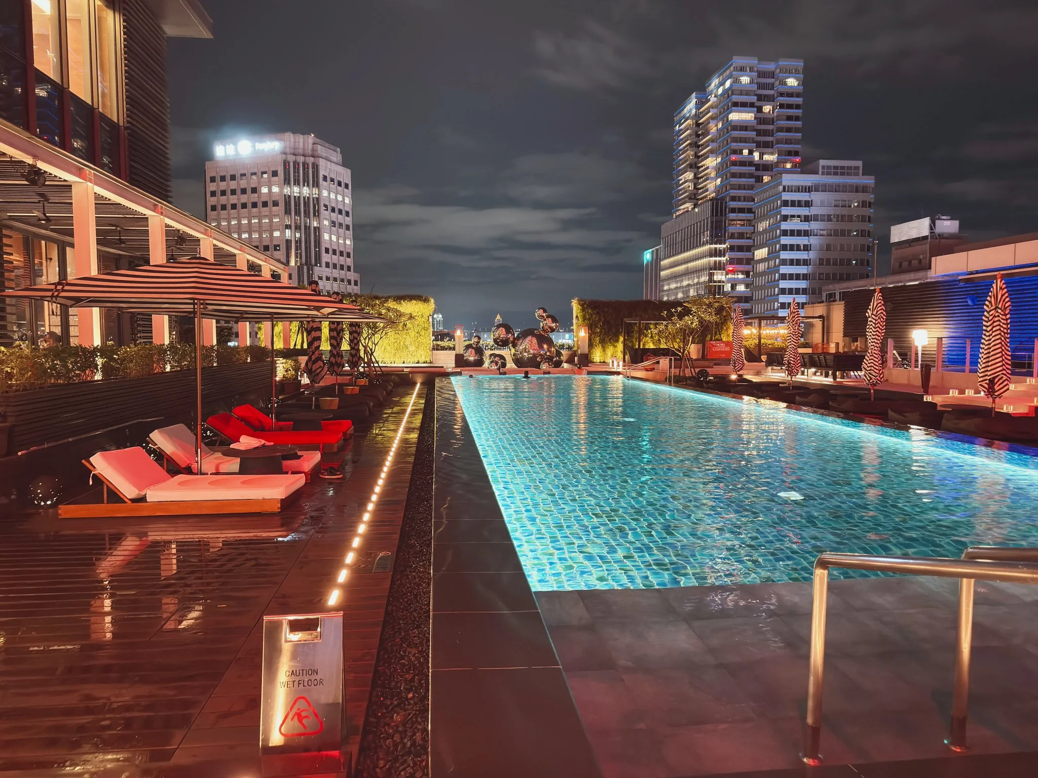 夜のW台北WET Deckプール
