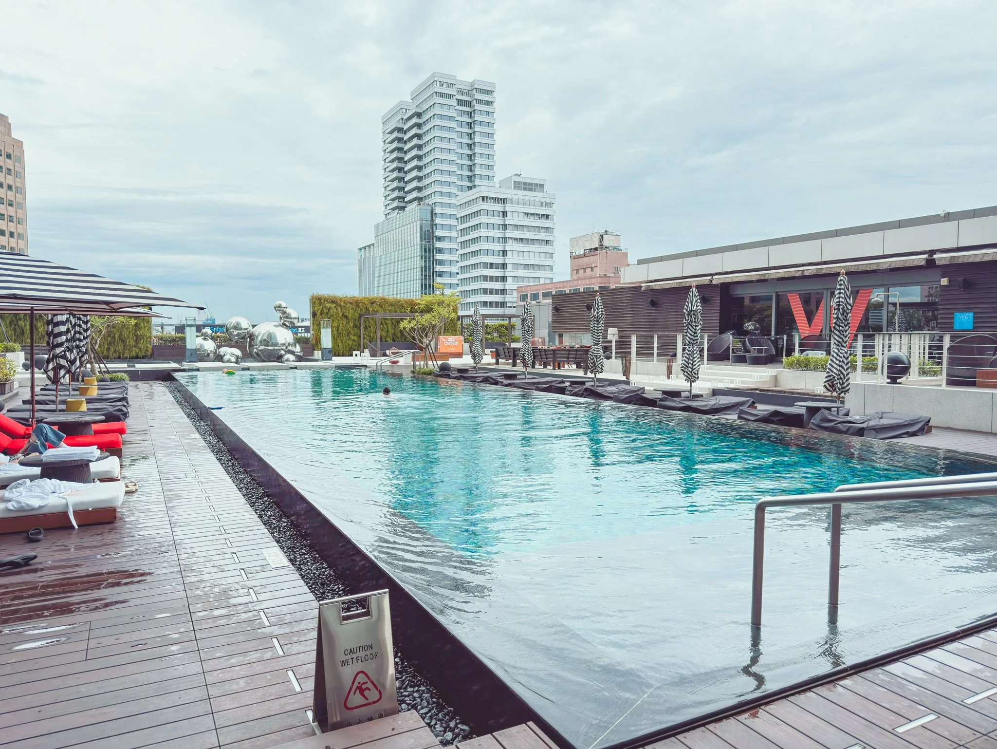 W台北WET Deckの屋外プール