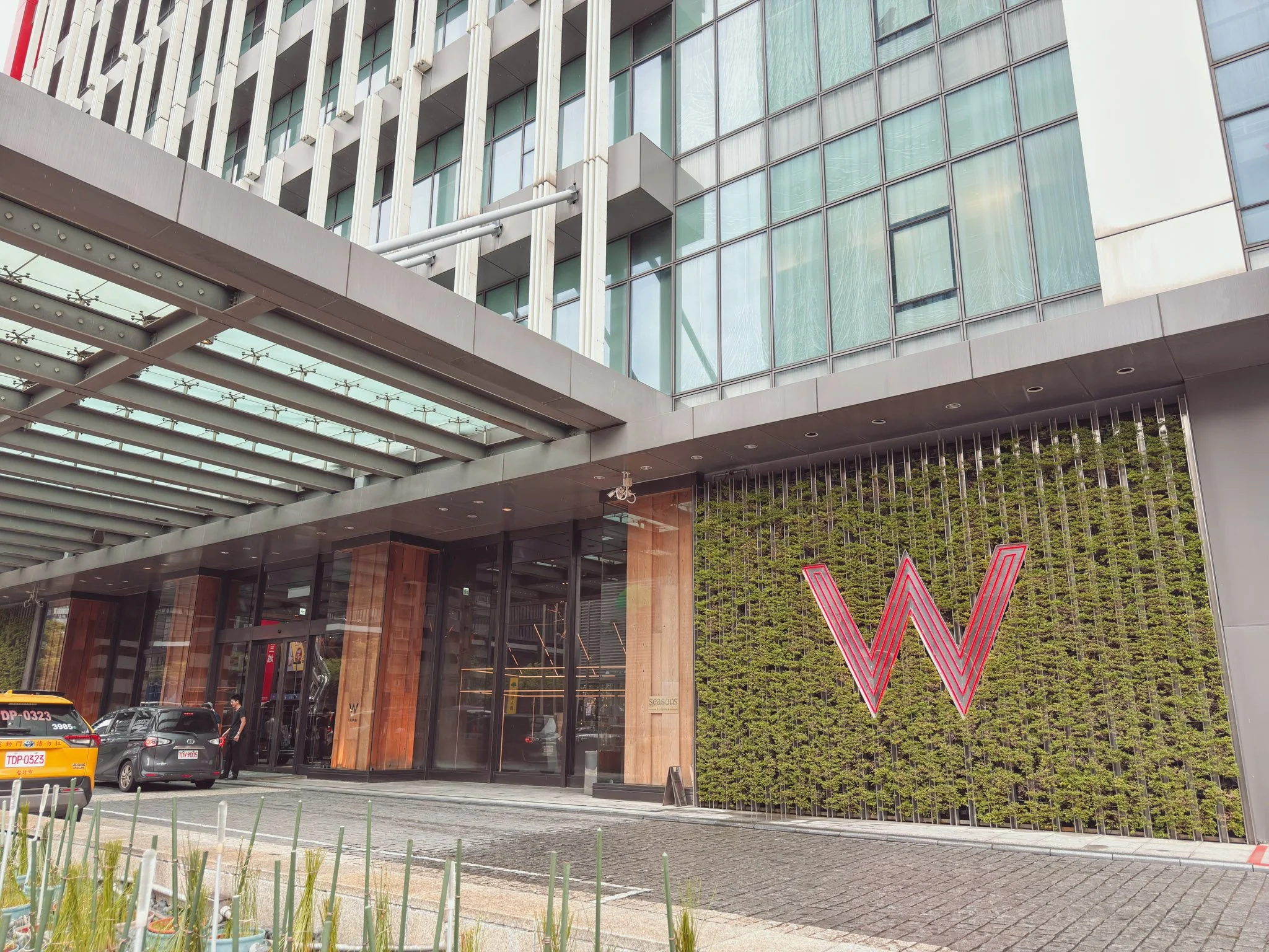 W台北の市政府駅直結エリアから見た外観