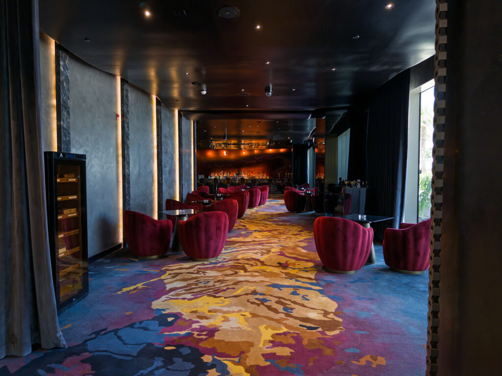 Aether Dubai Restaurantの入口とラウンジ空間