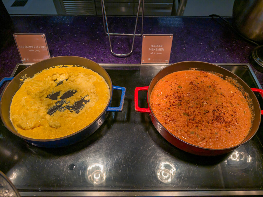 朝食ビュッフェのライブキッチン