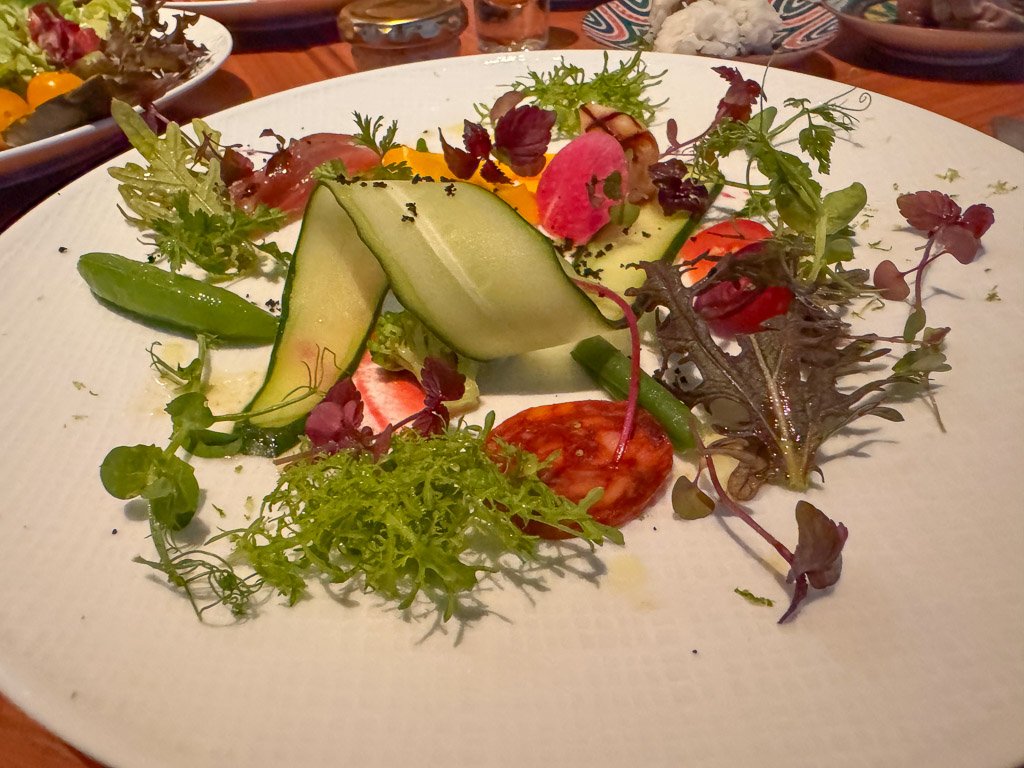 THE-MOMENT GRILL & DININGの前菜サラダ