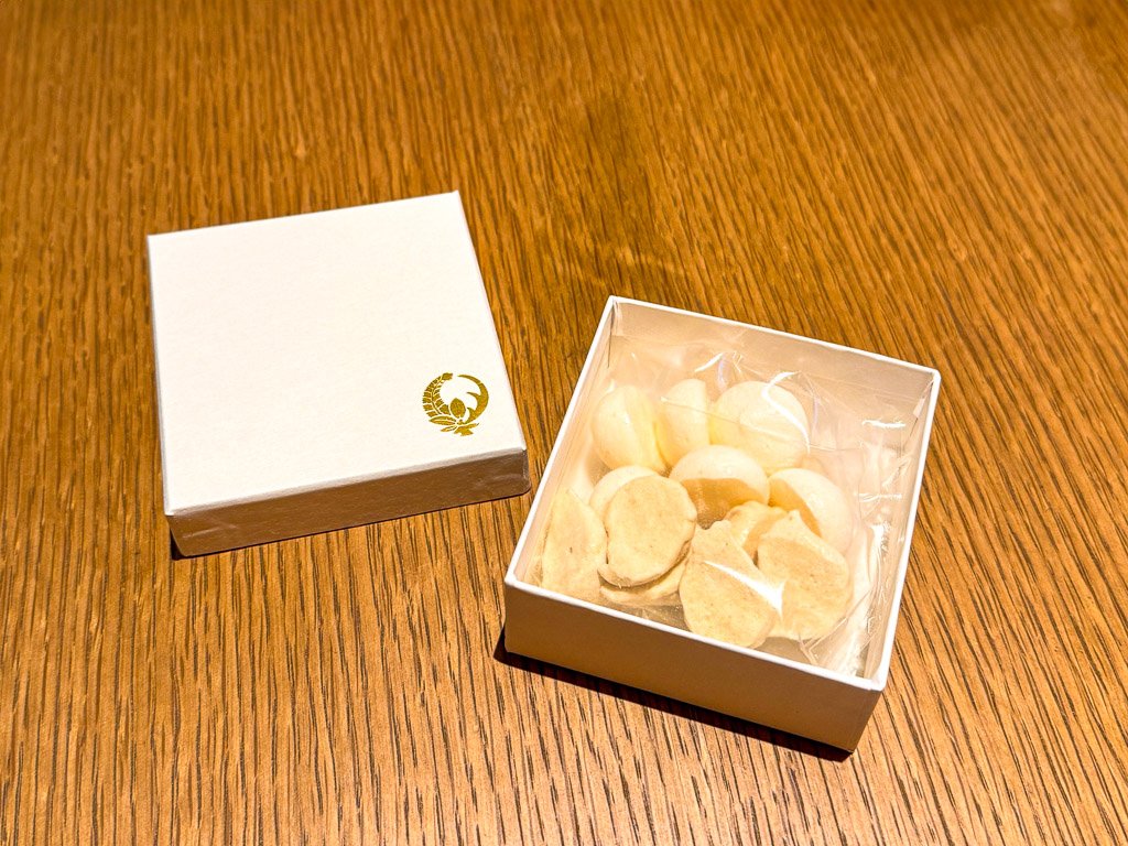  柑橘系のメレンゲが箱に入っています  Citrus-flavored meringues in a box 