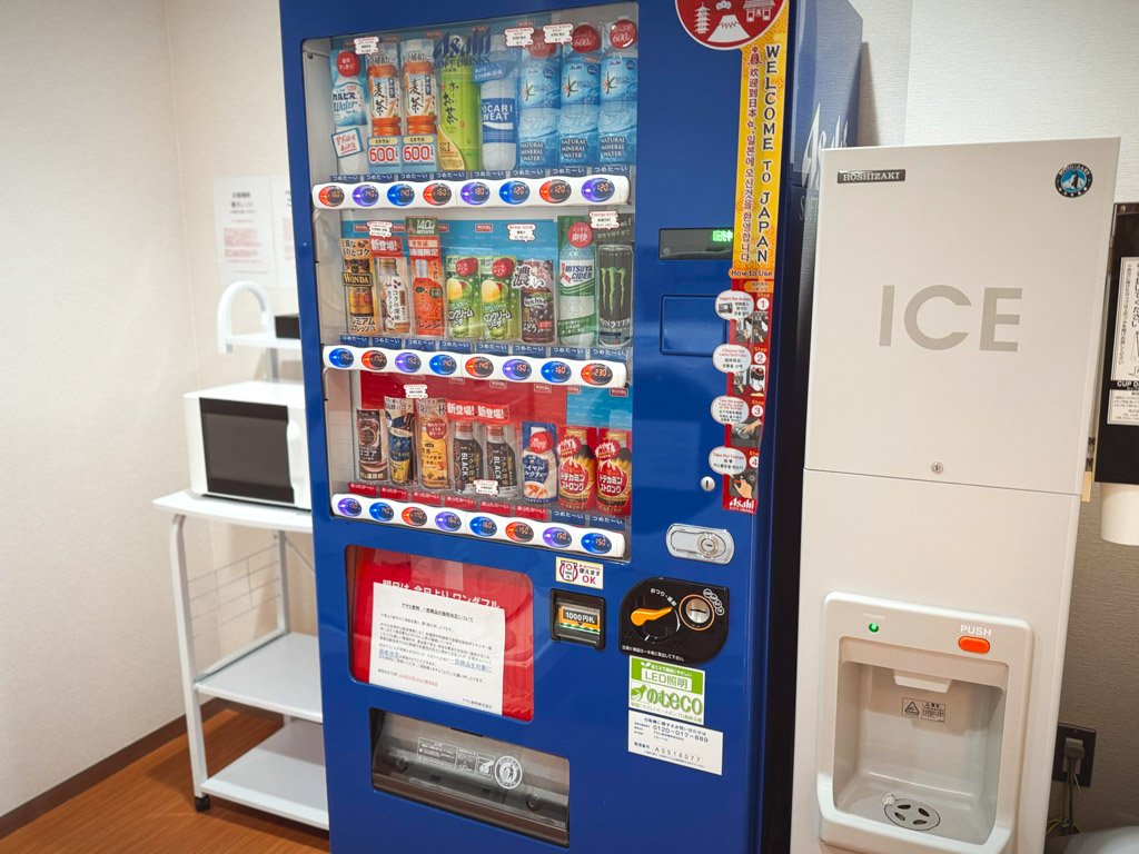 フォーポイント フレックス by シェラトン 横浜駅西のランドリールームに設置された自動販売機と製氷機。自動販売機はさまざまな飲み物を取り揃え、隣の製氷機は宿泊客が自由に利用可能。