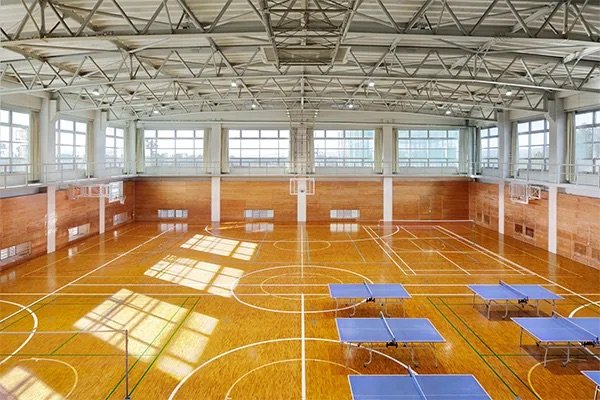 今回利用しましたが、夏は体育館の温度が35度以上で閉鎖されるみたいです。 午前中だと利用できました。
