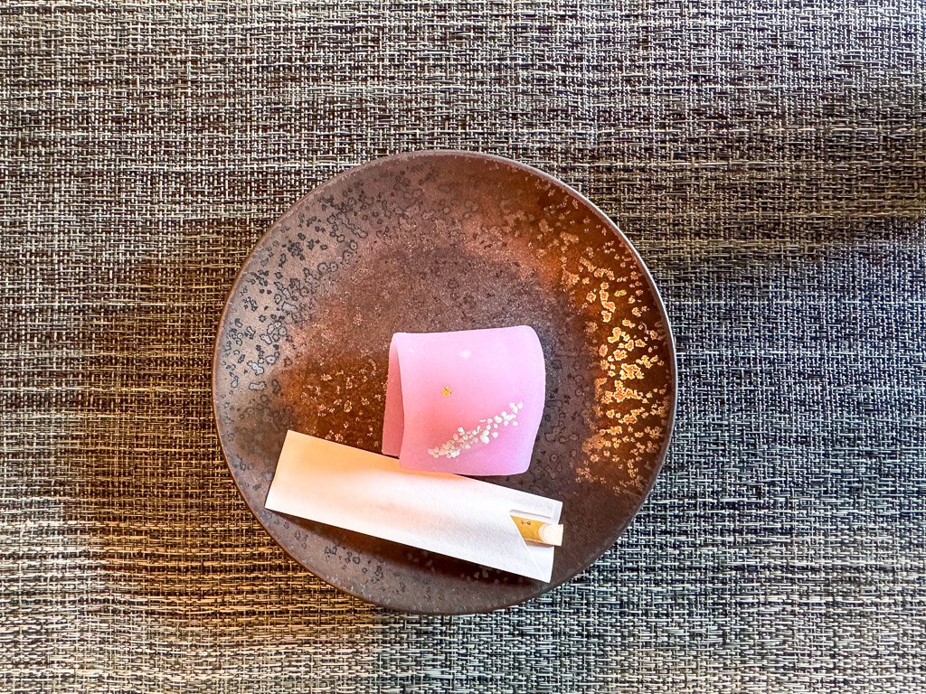  美しく盛り付けられた和菓子、伝統的な器に彩られた上品なデザイン  Elegantly plated Japanese wagashi, beautifully presented on a traditional dish 