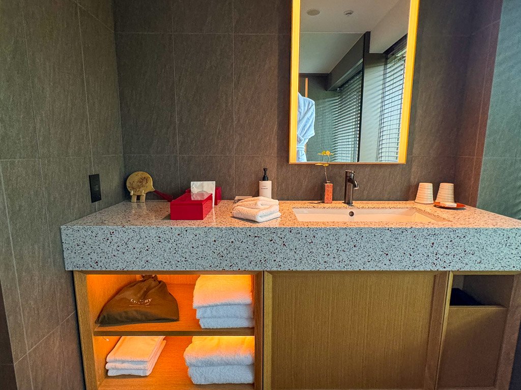  大理石カウンターの洗面スペース  Marble countertop washroom area 