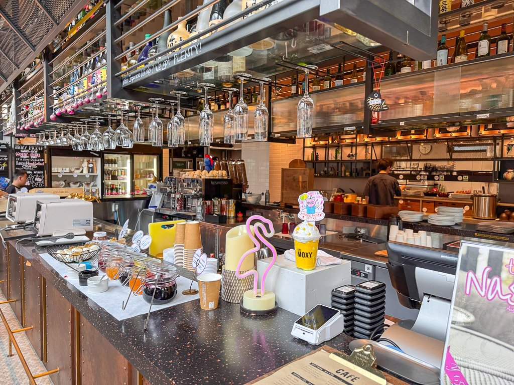 モクシー大阪新梅田 Moxy Barの朝食カウンター