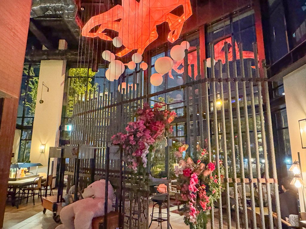 モクシー大阪新梅田の夜のラウンジ