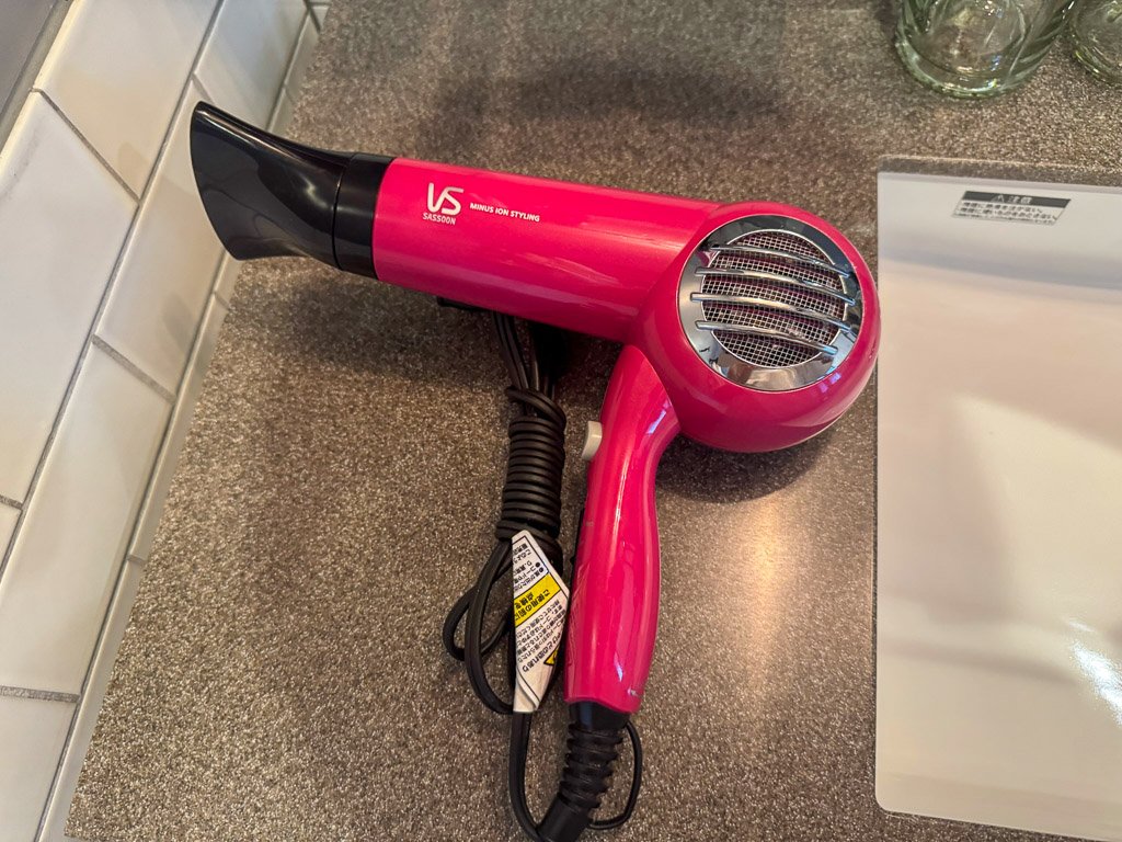 モクシー大阪新梅田客室のピンクのヘアドライヤー