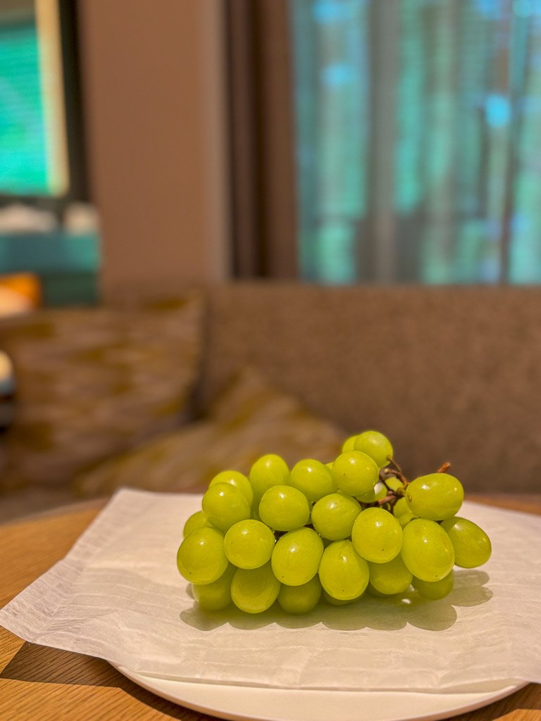  マスカットの房が皿に乗っています  A bunch of Muscat grapes on a plate 