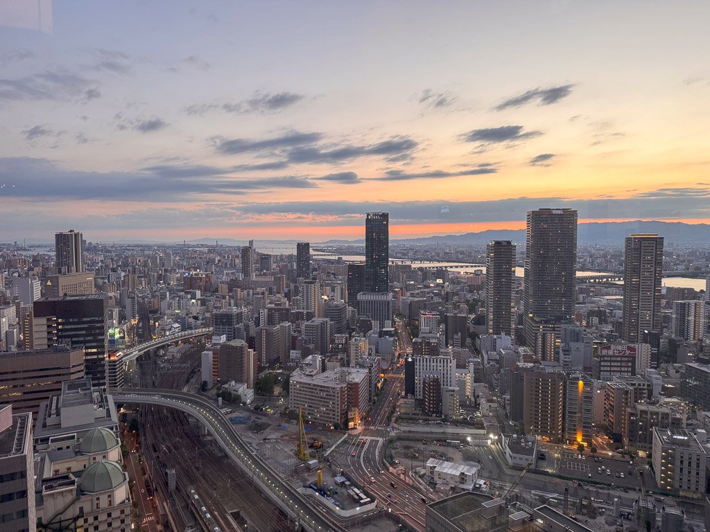 大阪ステーションホテル高層階から見る夕暮れの大阪市街